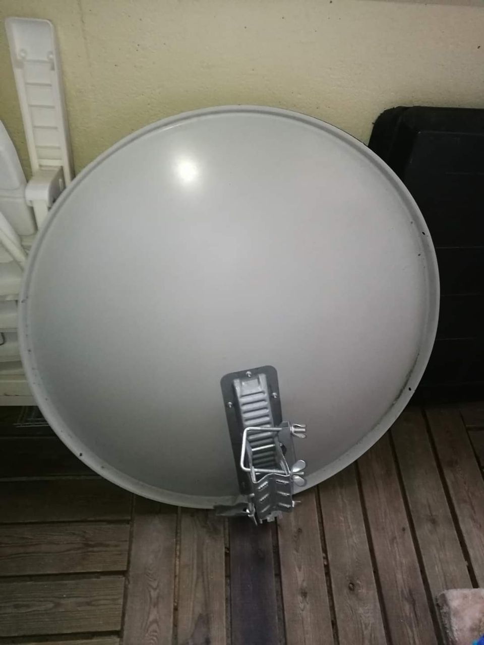 Maximum satelliittiantenni 75 cm ja johto