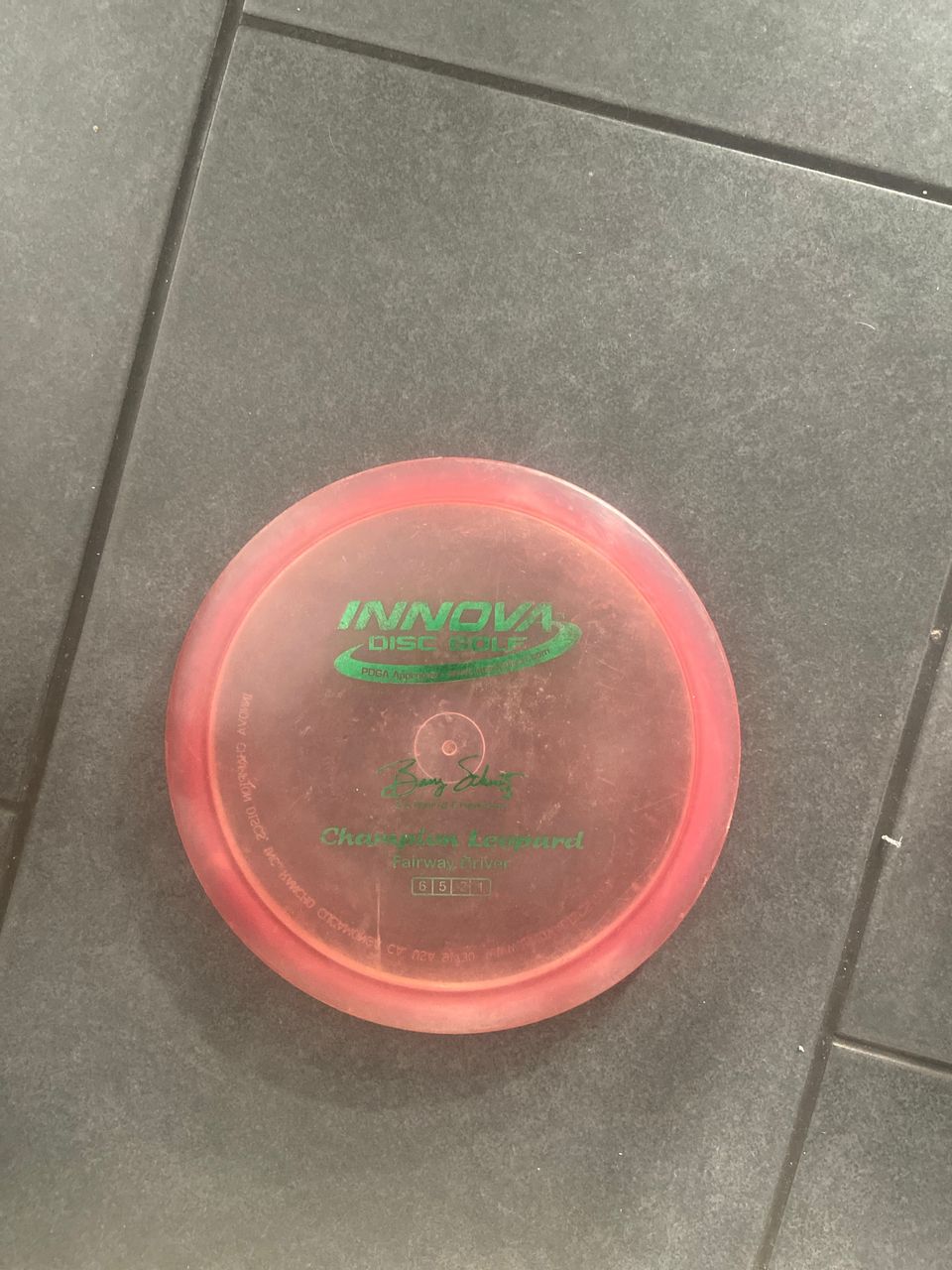 Frisbeegolf kiekko innova champion leopard