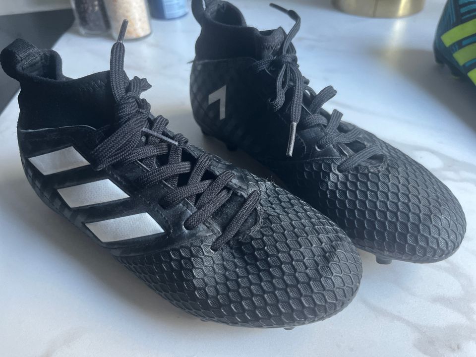 Siistit Adidas jalkapallokengät koko 35.