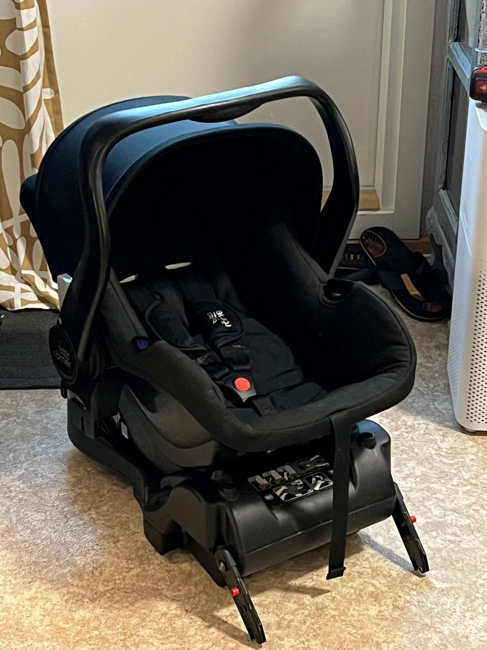 Britax Römer Primo turvakaukalo ja isofix telakka