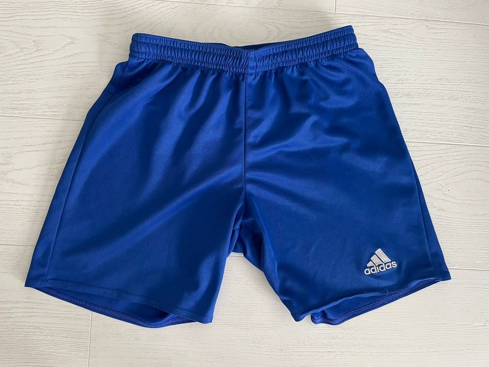 Adidas urheilushortsit