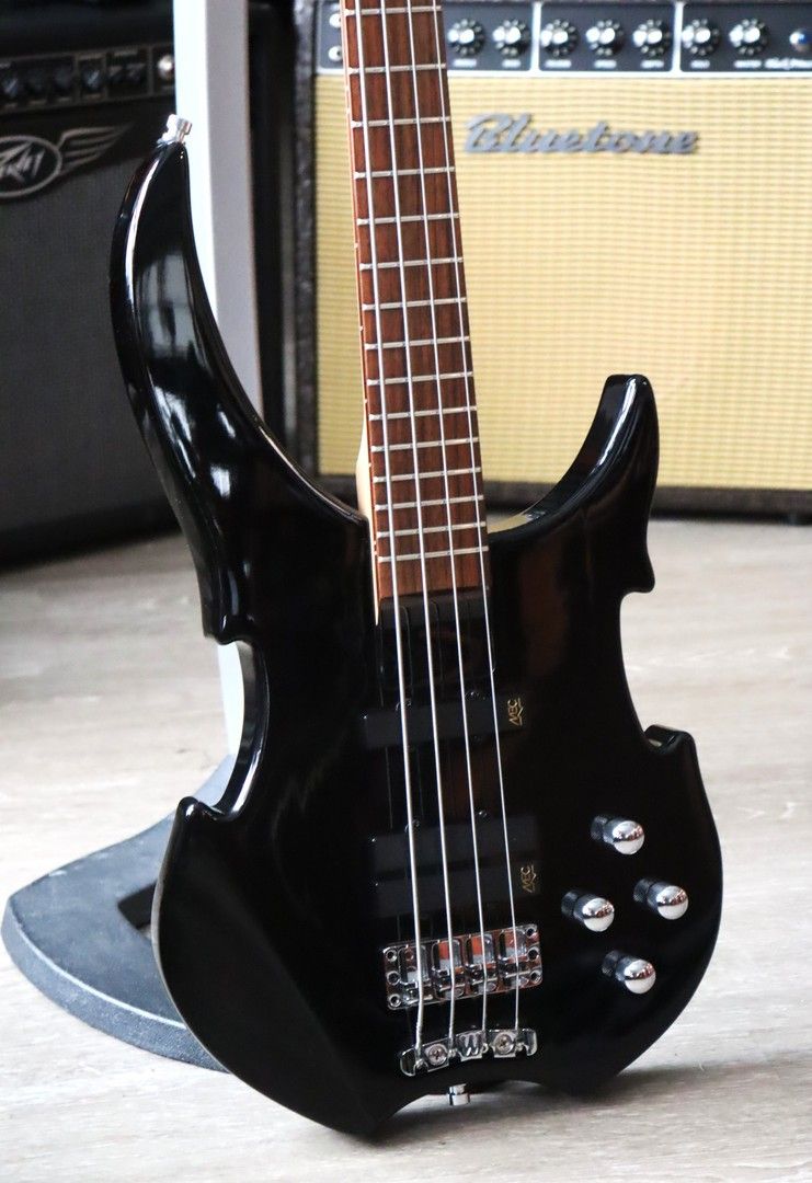 Warwick Rockbass Vampyre Dark Lord basso + kova laukku