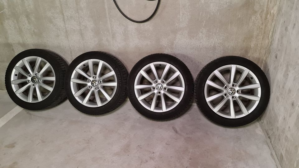 Michelin Cross Climate 235/45 17" renkaat siisteillä VW alumiinivanteilla