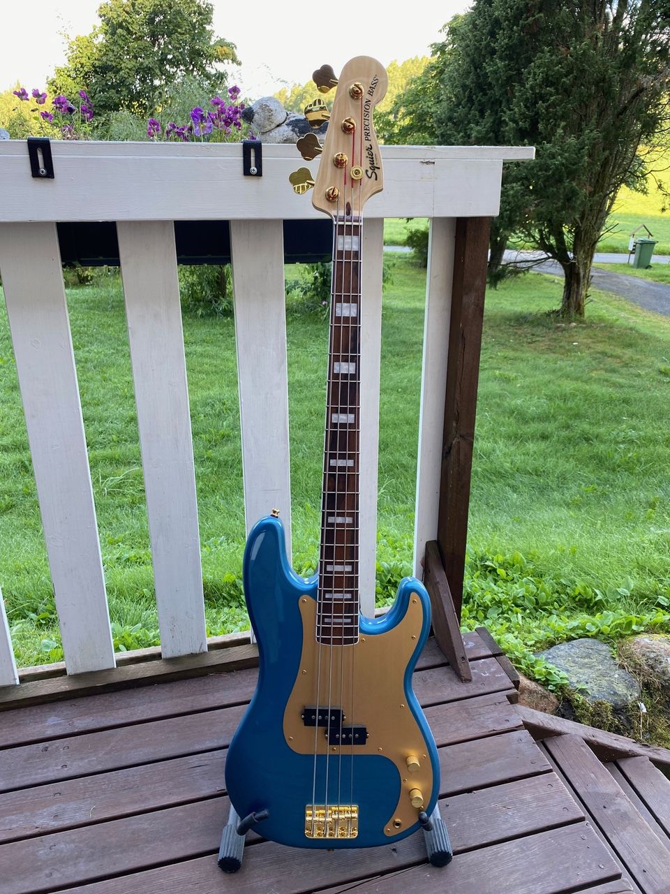 Squier 40th aniversary gold Precision bass.