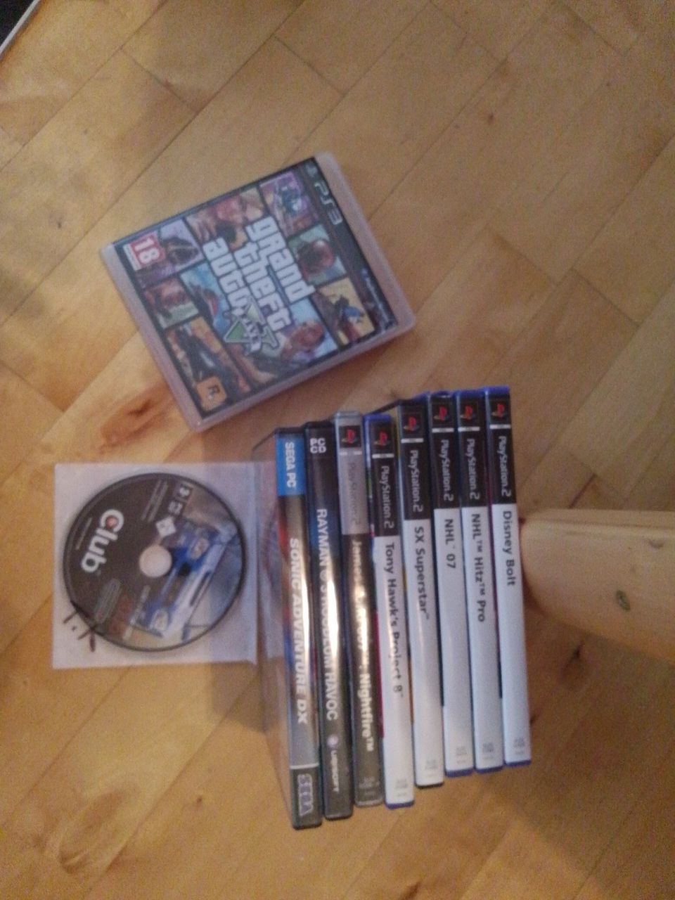 Käytännössä annan noi kakkosen pelit jollekin. PS3 grand theft auto five.