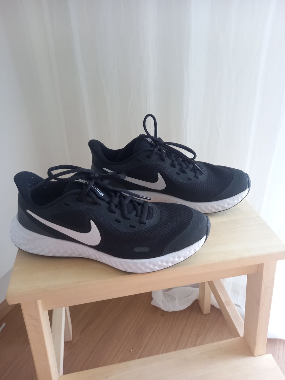 Nuorten Nike Revolution juoksukengät