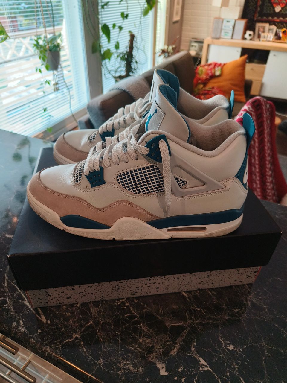 Air Jordan 4 Retro Military Blue