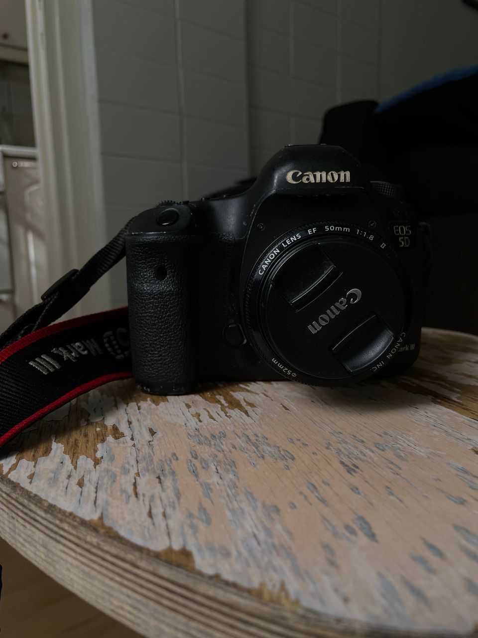 Canon 5D Mark III + Canon 50mm f1.8 + 2 batteries + Canon charger.