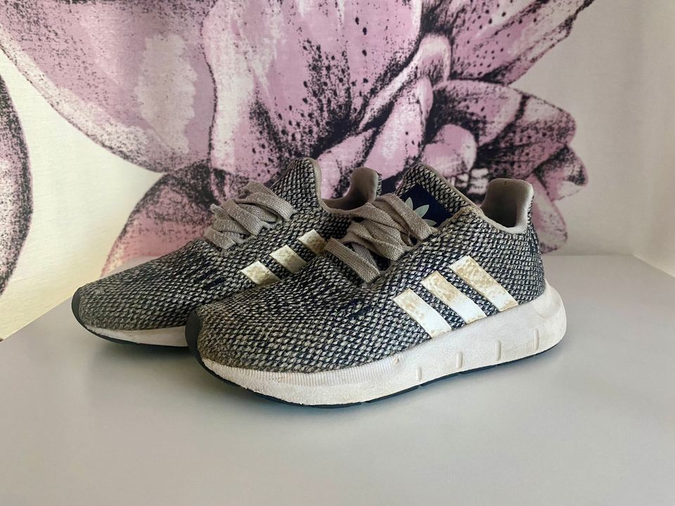 Adidas lenkkarit koko 26