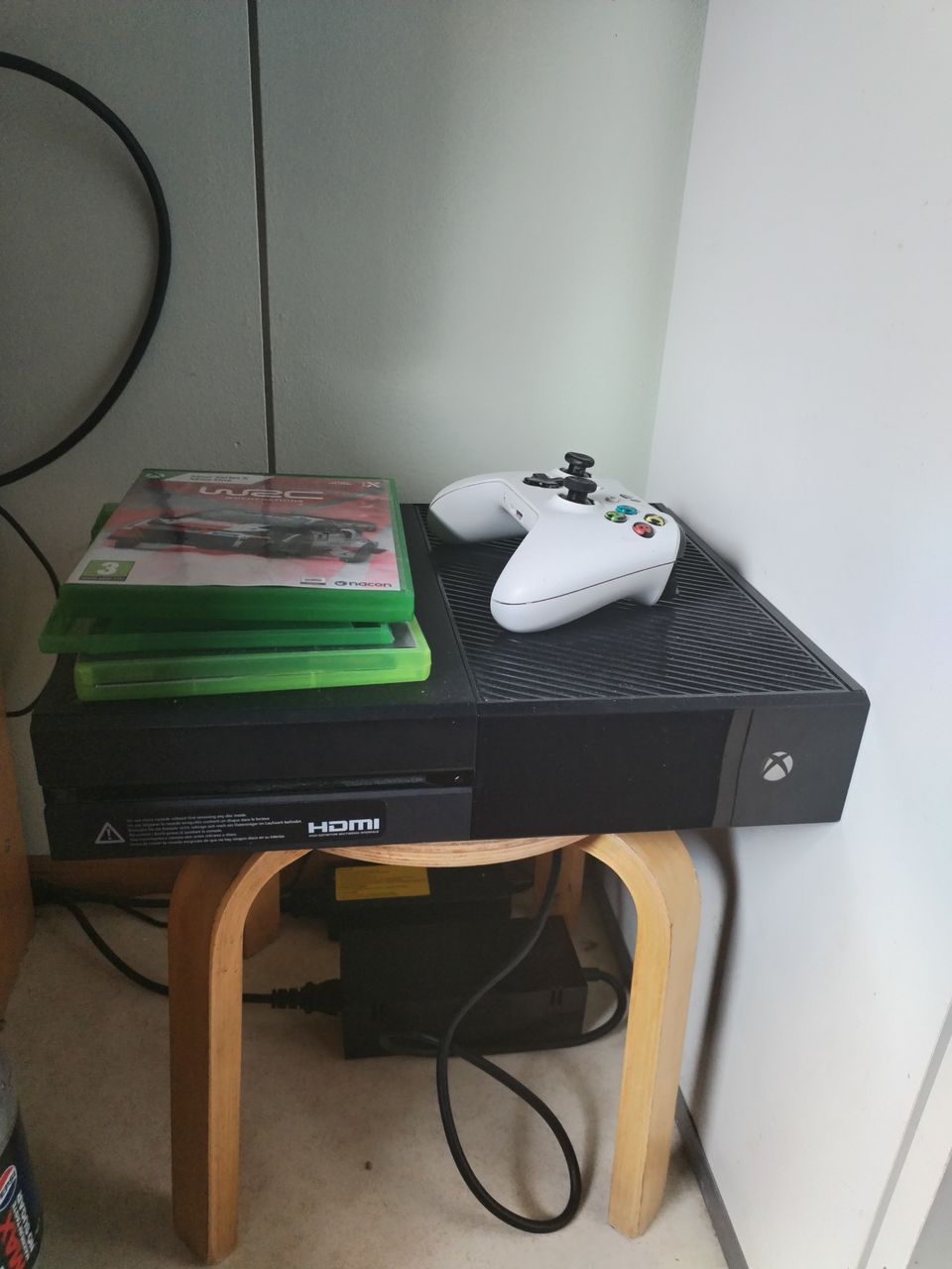 Xbox one, ohjain ja 3 peliä