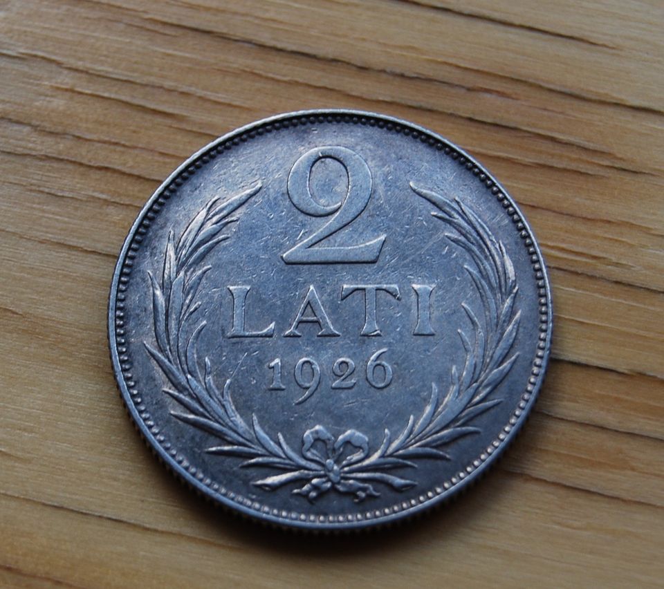 Latvia ,2 Lati 1926 Hopeaa