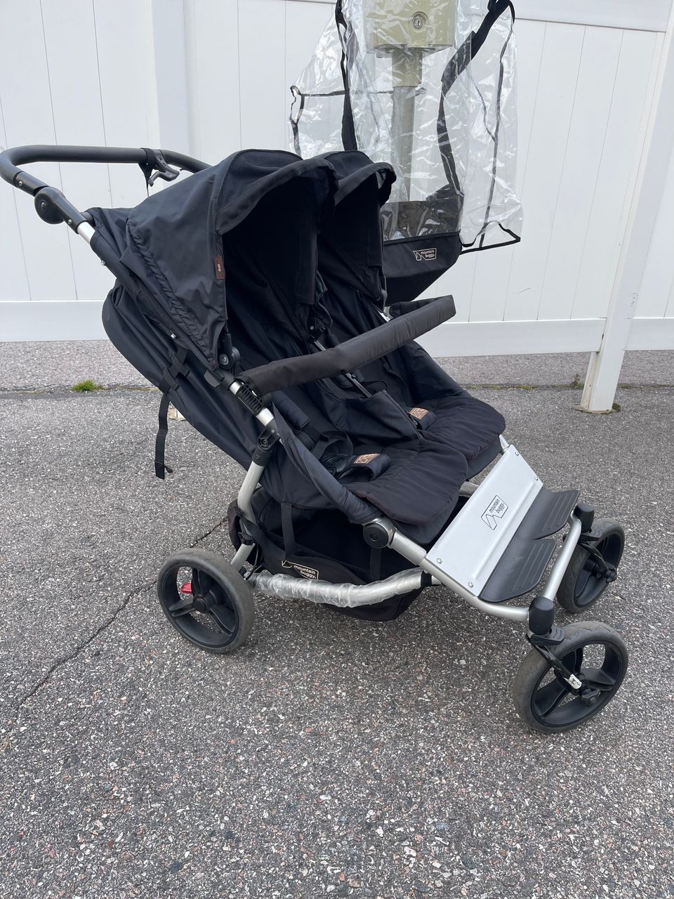 Mountain buggy duet + turvakaari + sadesuoja + vaunuverhot