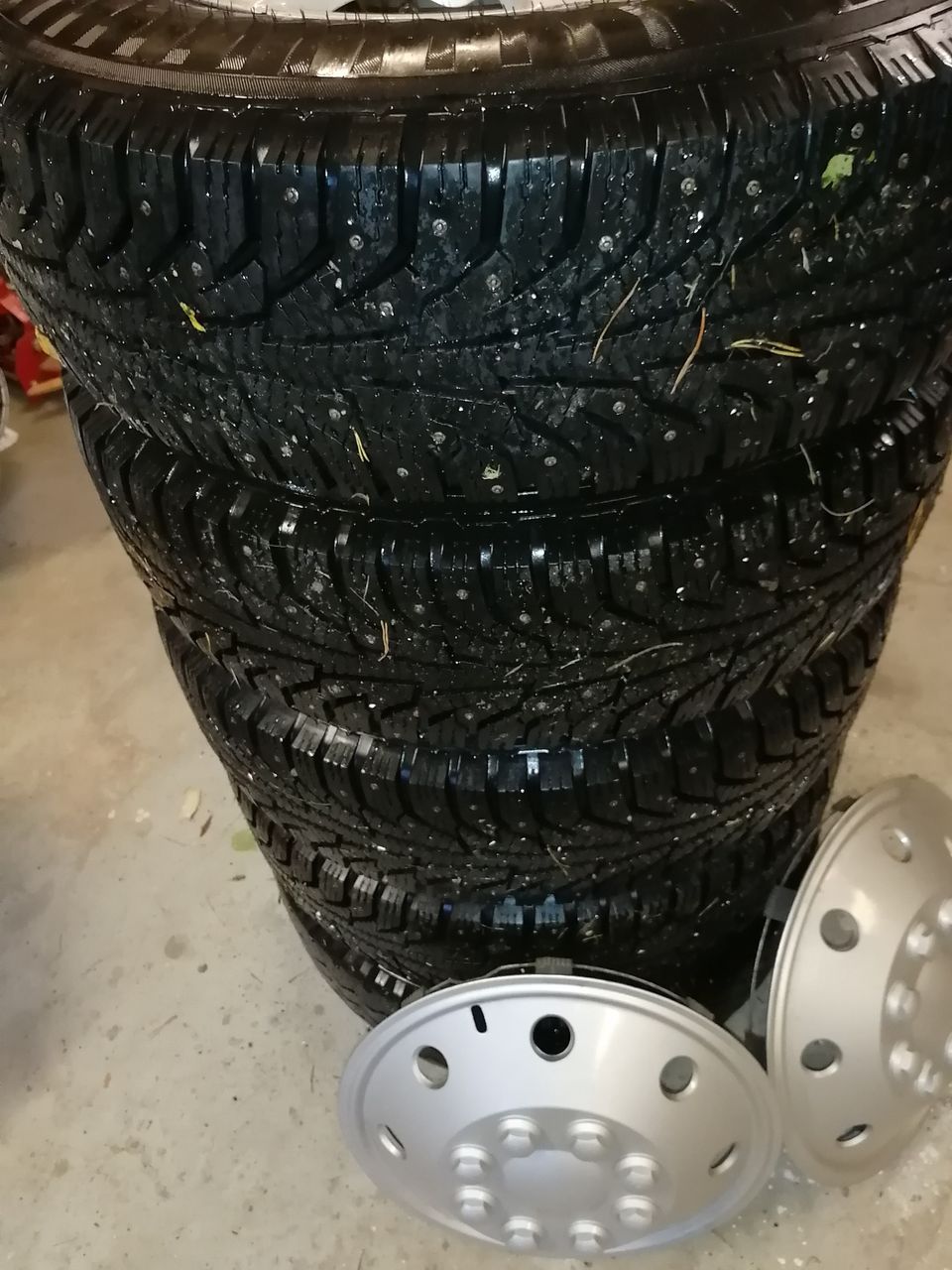 215/75 R 16 Nastarenkaat vanteilla