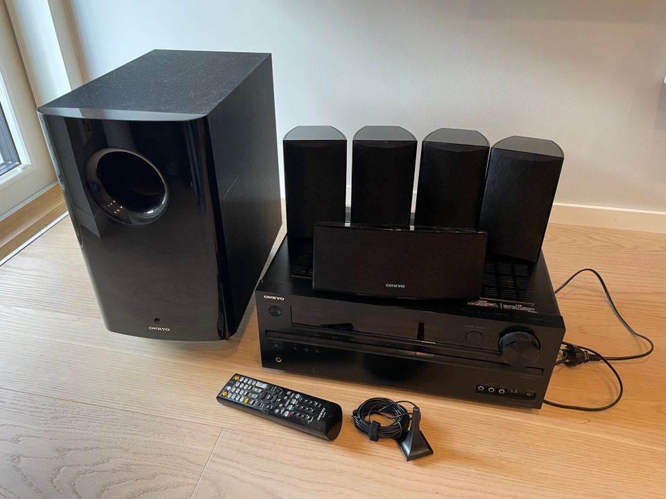 Onkyo HT-R758 AVR ja 5.1 kaiuttimet