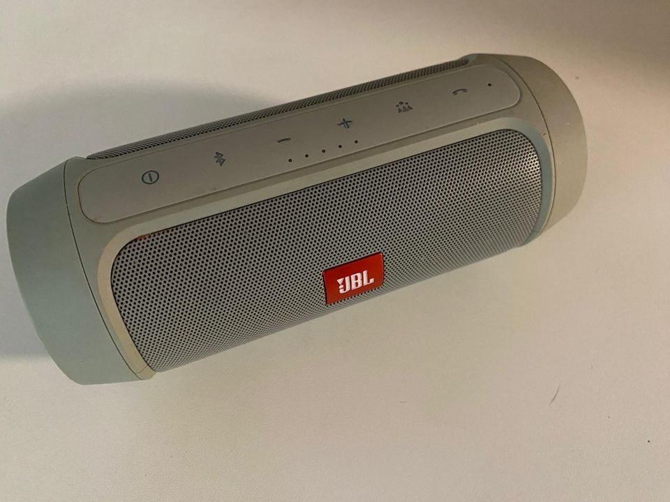 JBL kaiutin