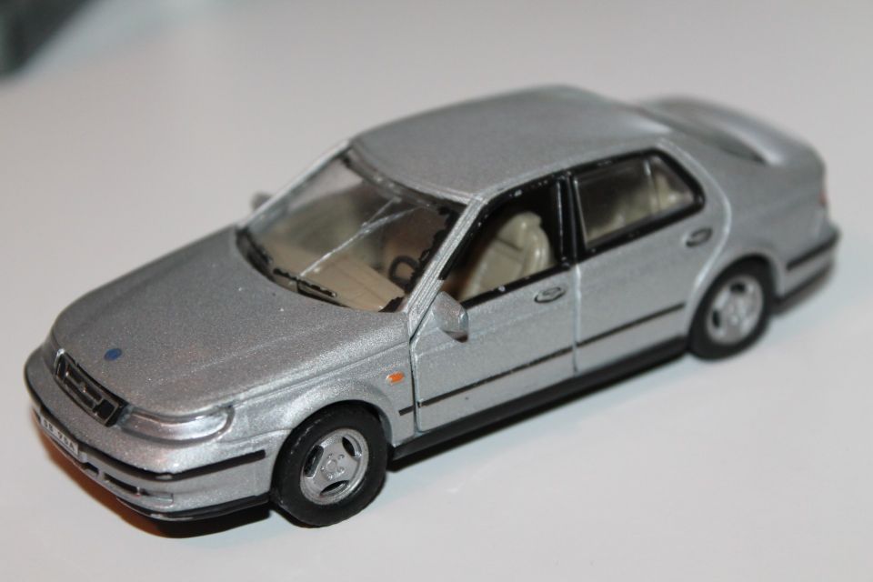 Metallinen aukeavat ovet Saab 9-5 95 1997 1:43 sedan vanha auto pienoismalli