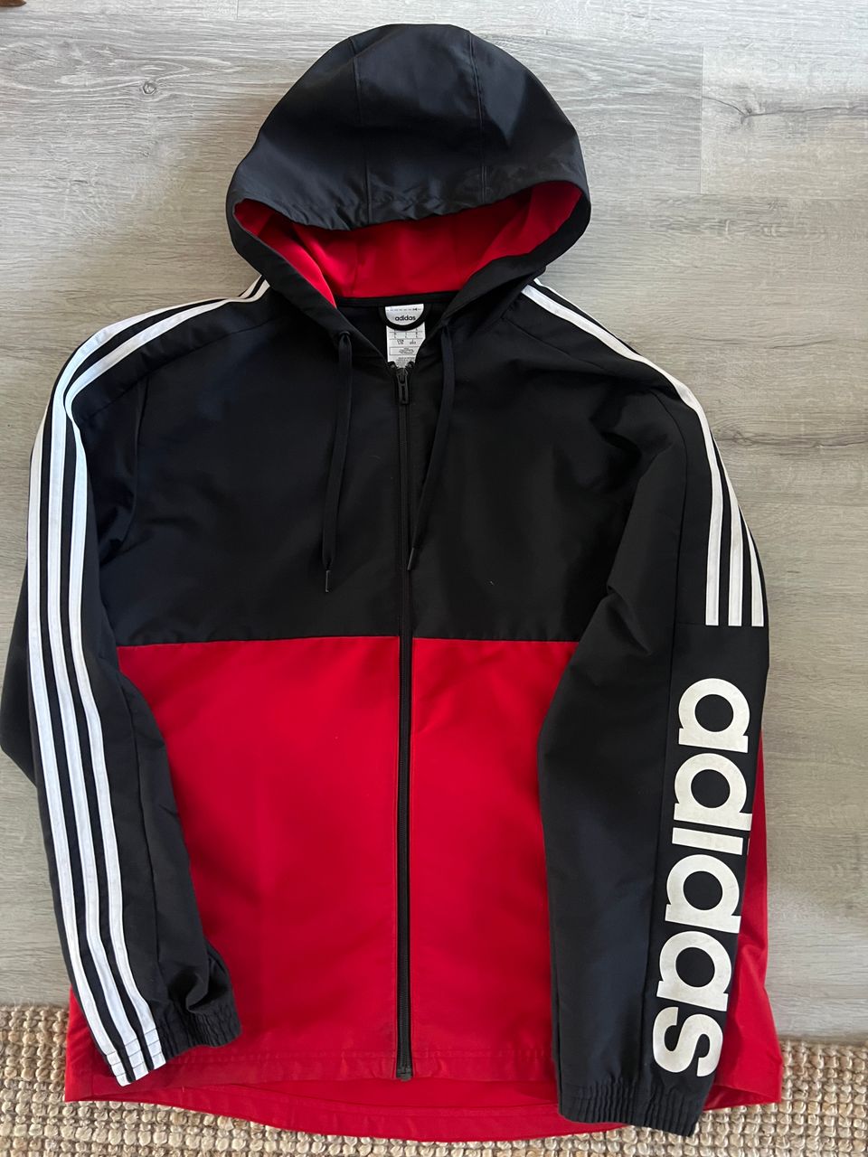 Adidas tuulitakki