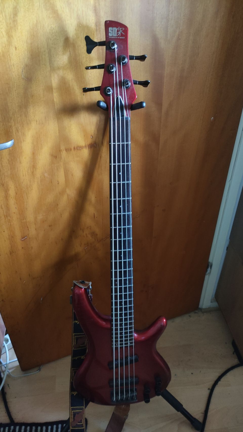 Ibanez SDGR 5-kielinen basso.