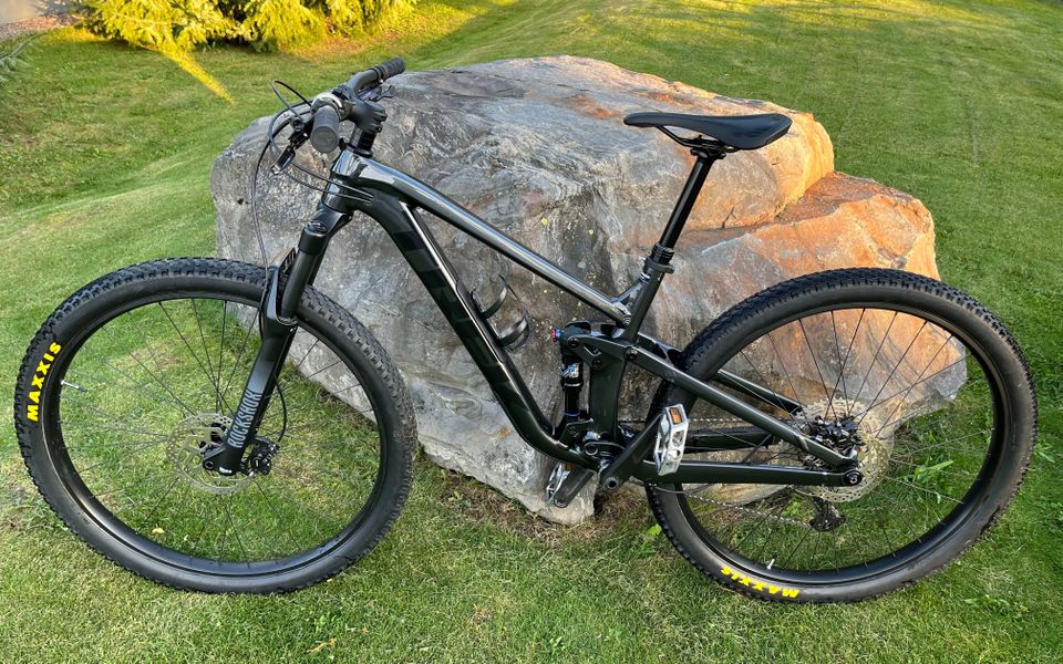 Trek Top Fuel 5 2022, täysjousto 29” M-koko