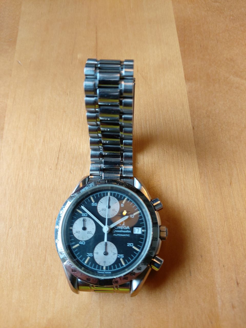 Omega Speedmaster Automatic rannekello, kuvan mukaisin varustein.