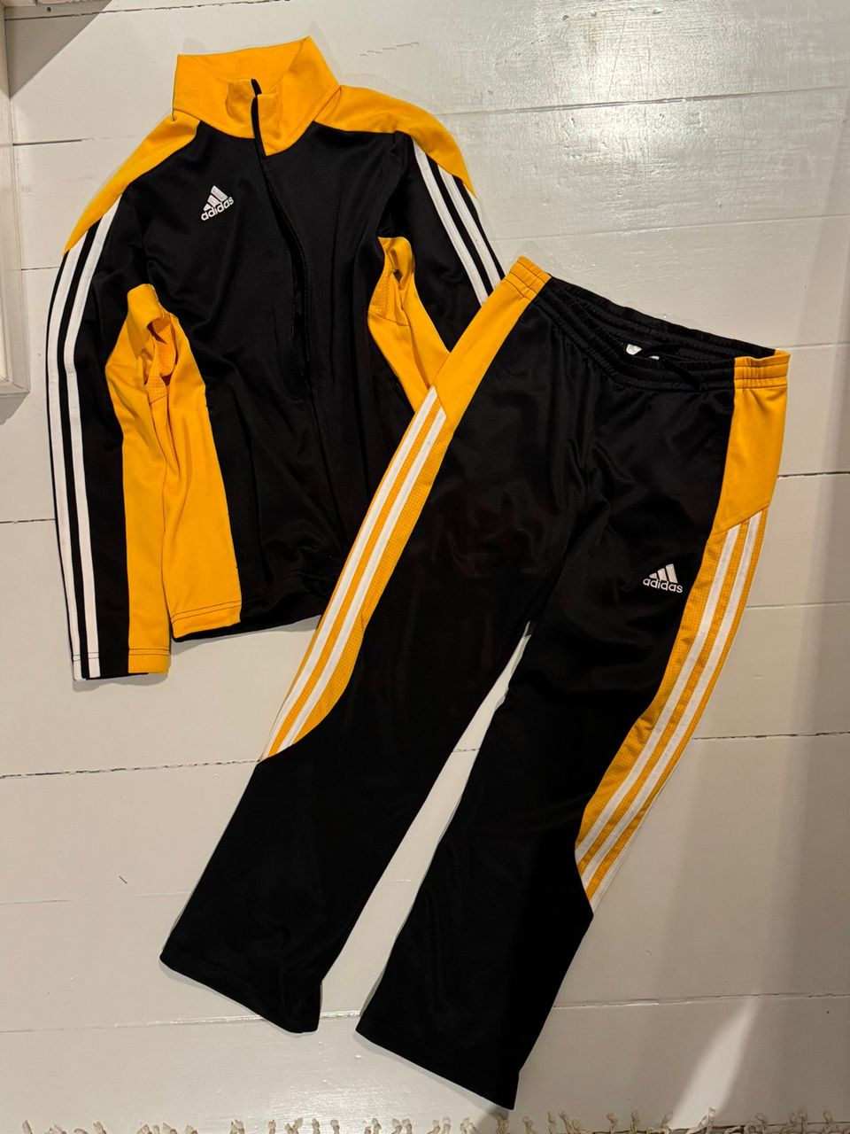 Adidas verkkapuku