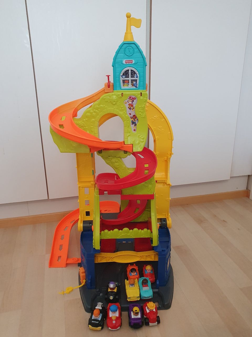 Fisher-Price 2 in 1 parkkitalo & 9 autoa