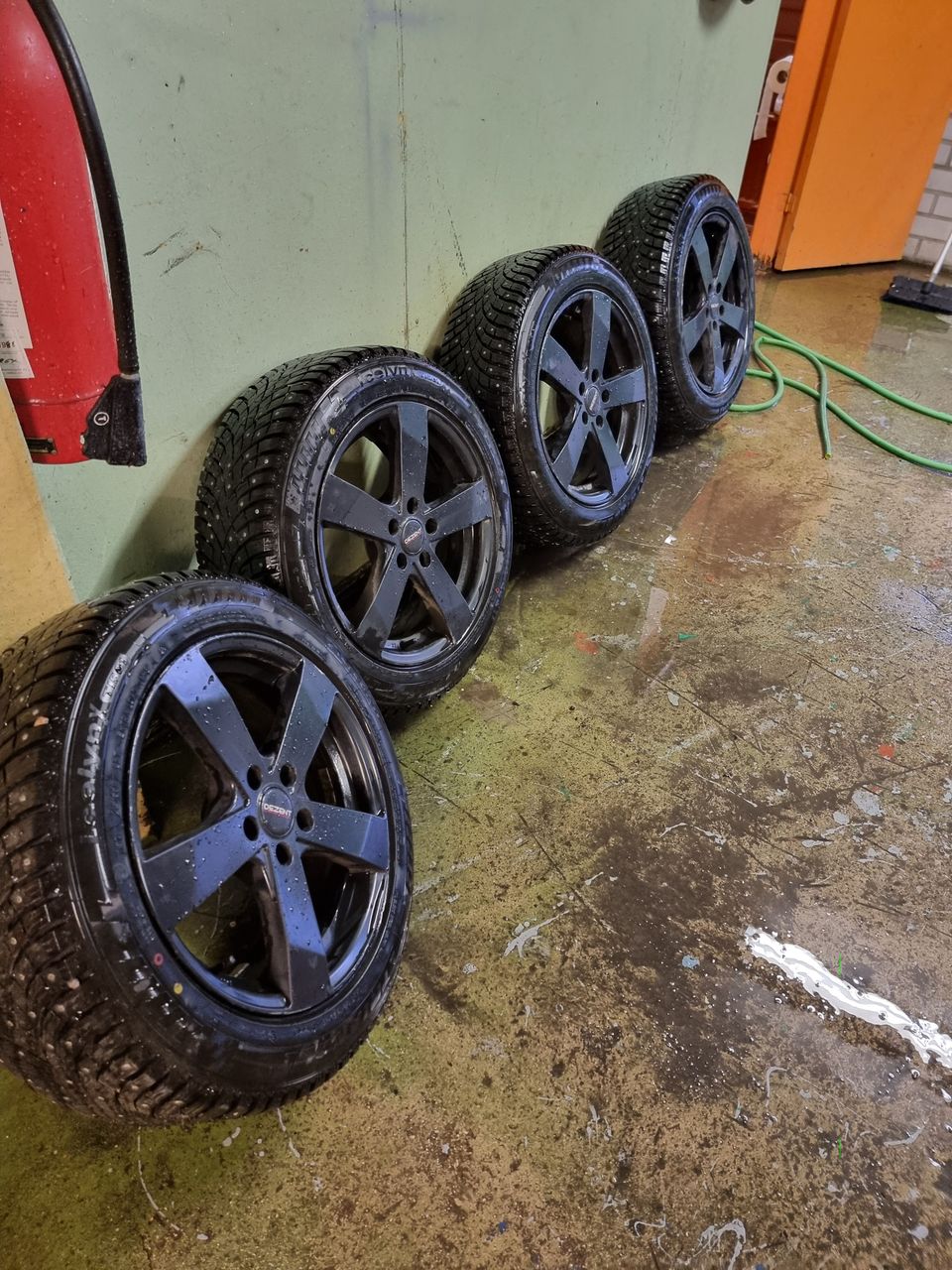 Talvirenkaat aluvanteilla 5x108, 215/55R17