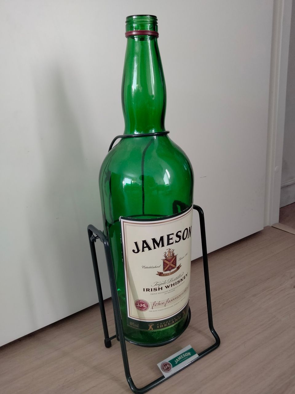 Jameson 4,5 litran viskipullo ja -teline.