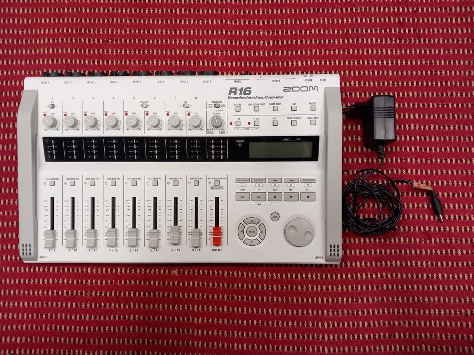 Zoom R16 - Recorder : Interface : Controller