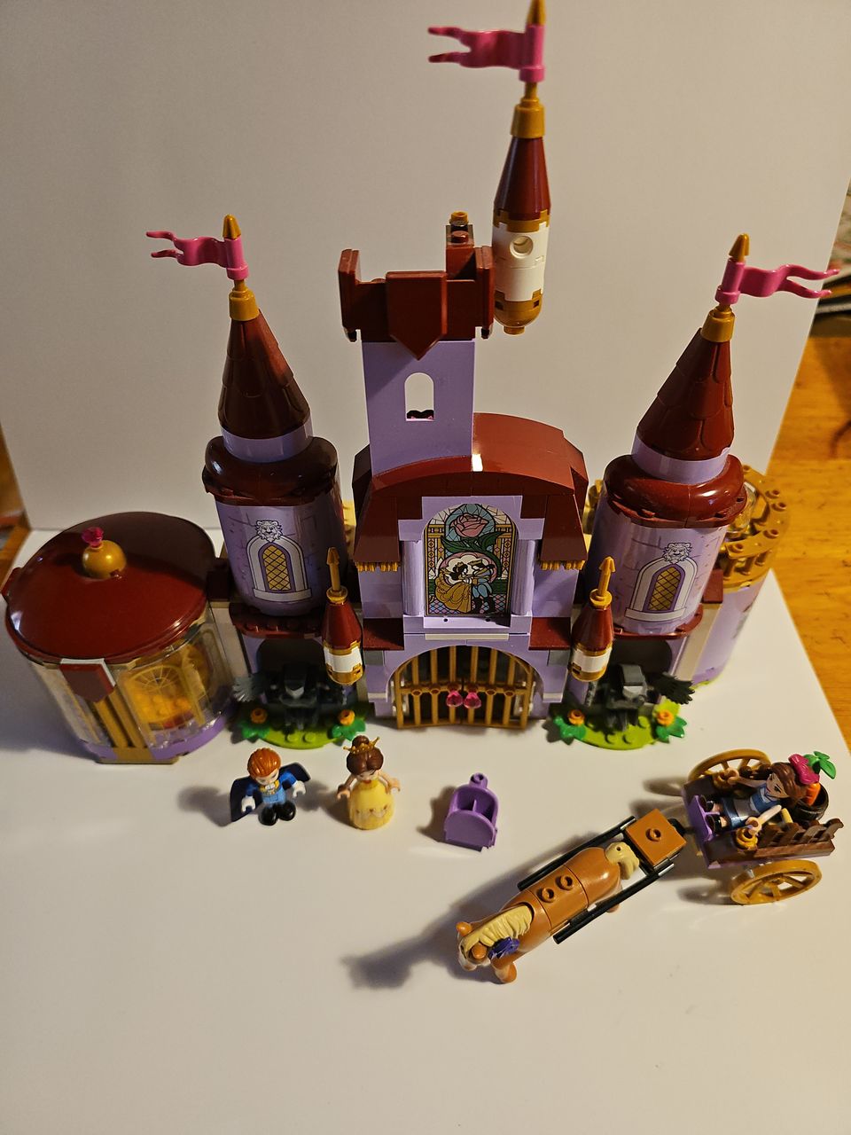 KAUNOTAR JA HIRVIÖ LINNA LEGO DISNEY PRINCESS 43196