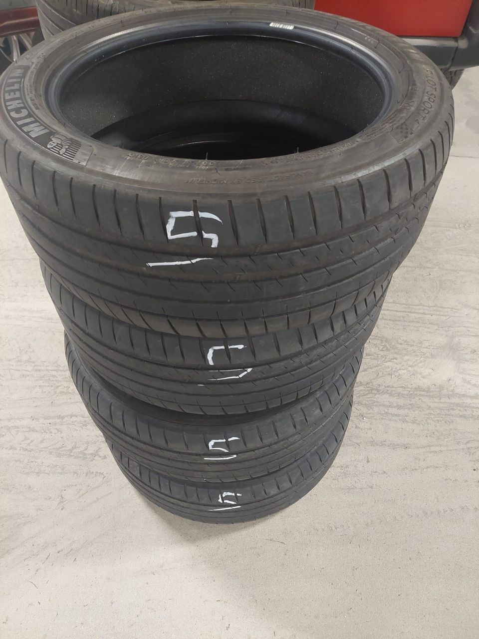 Michelin 235/45ZR18 kesäsarja