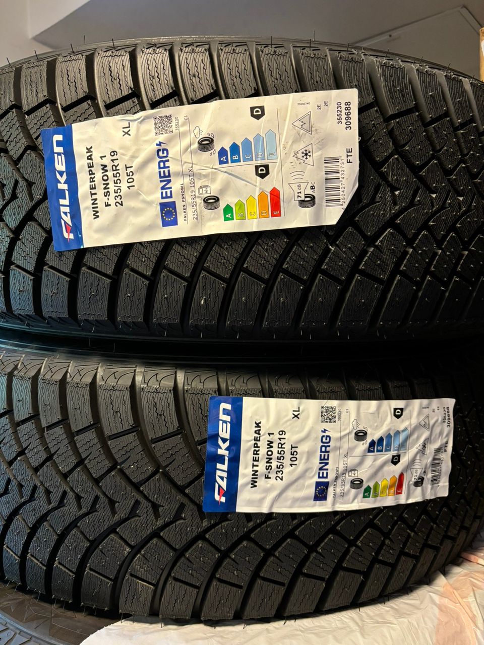 2kpl uudet Falken ja 2kpl käytetyt 235/55R19 renkaita