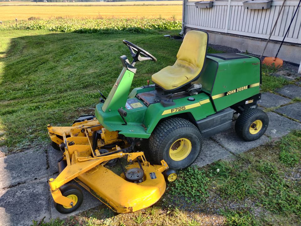 John Deere F725