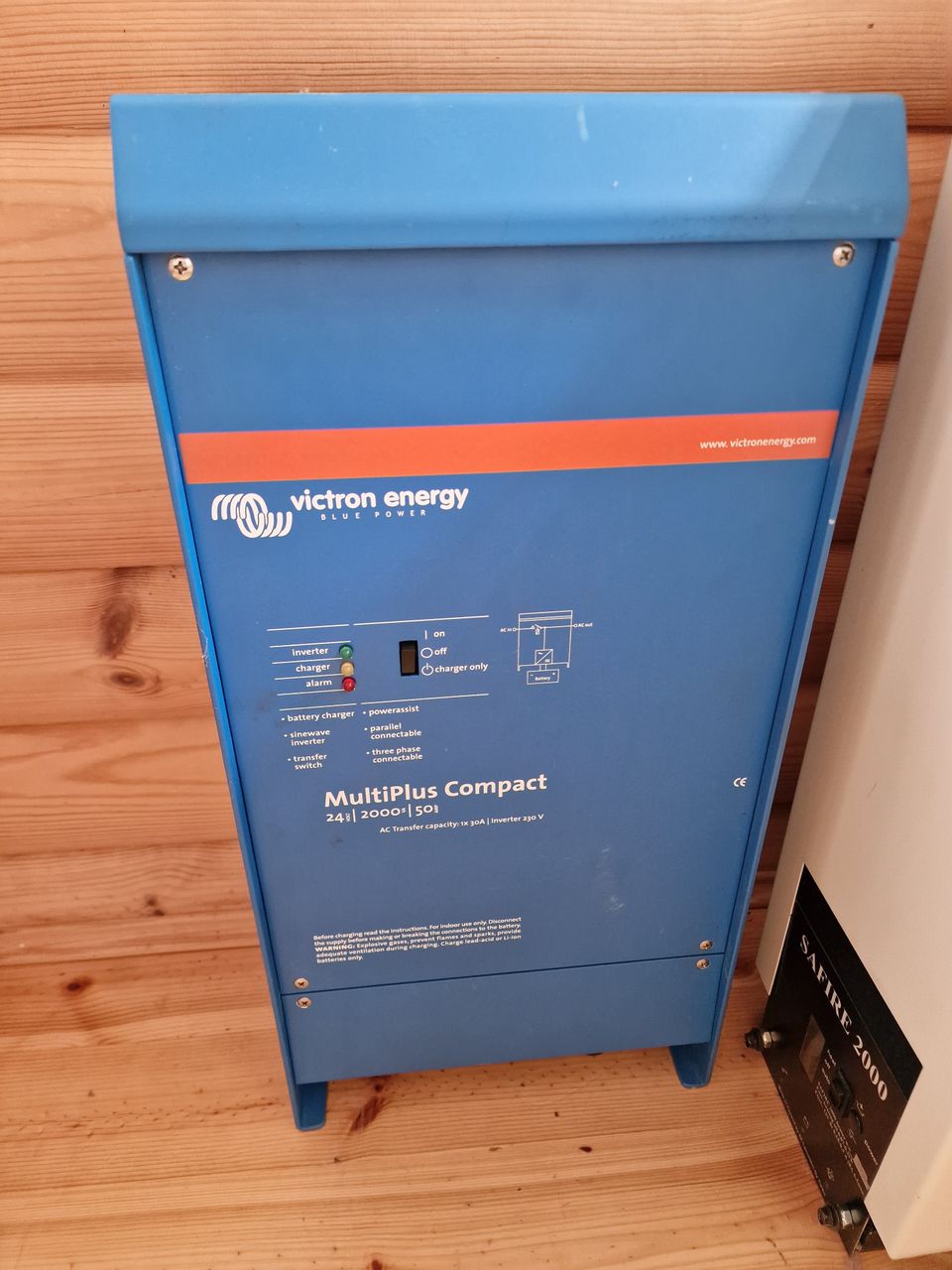 Victron Multiplus Compact 24/2000VA invertterilaturi