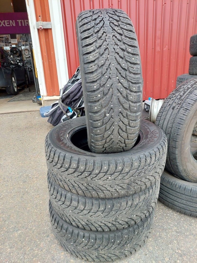 215/65R16 Nokian nastarenkaat 4kpl