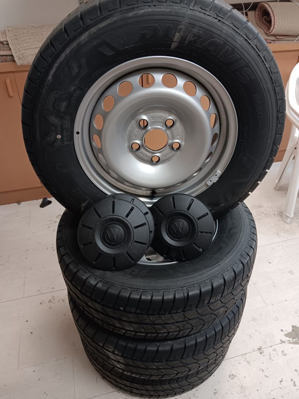 Uudet 235/65 R 16 C BRIDGESTONE-renkaat ja vanteet