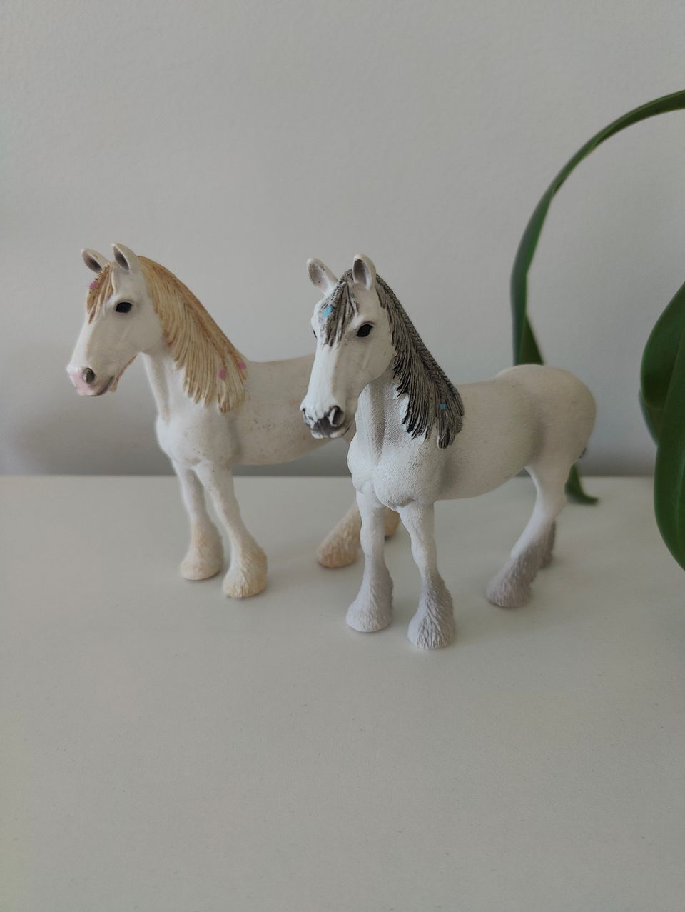 Kaksi schleich hevosta