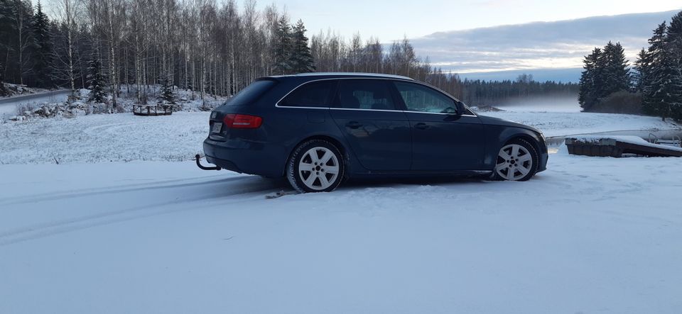 Audi OEM aluvanteet 17" + Hankook kitkat