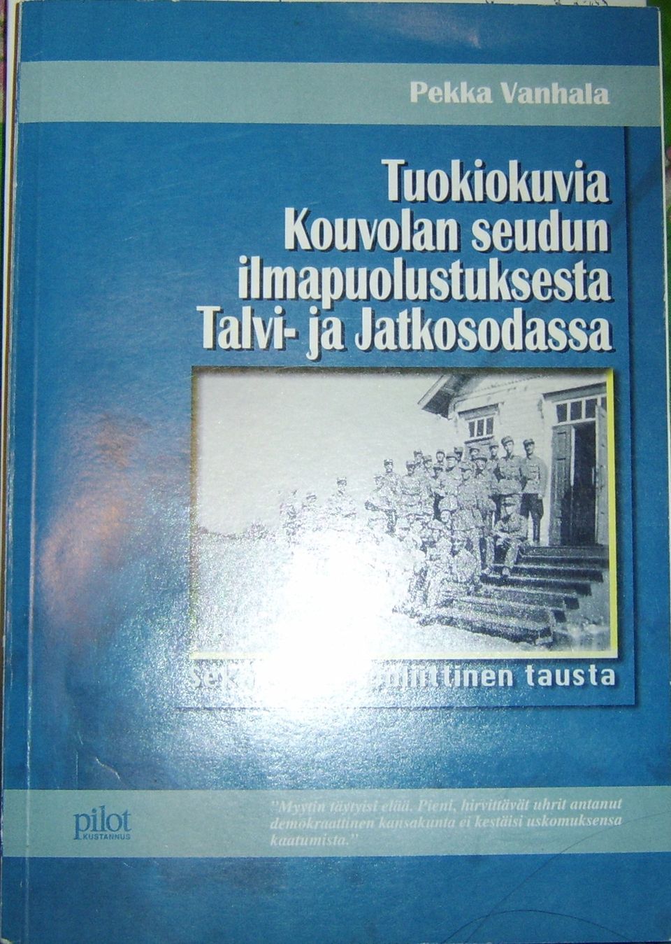 Pekka Vanhala : Tuokiokuvia Kouvolan seudun ilmapuolustuksesta (2003)