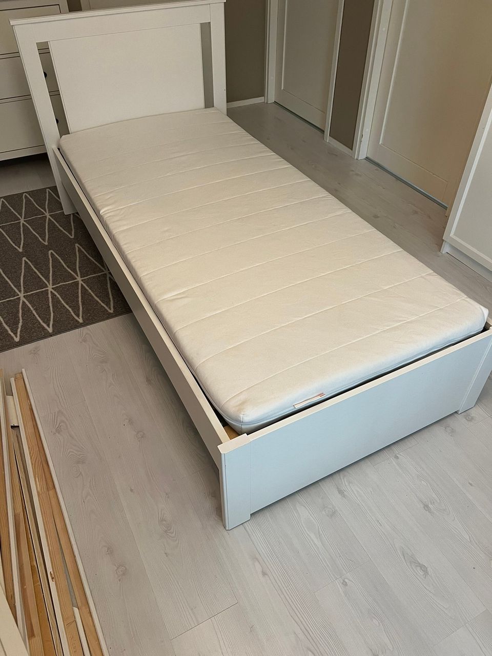 Ikea SONGESAND 90x200 sänky + patja + sijauspatja