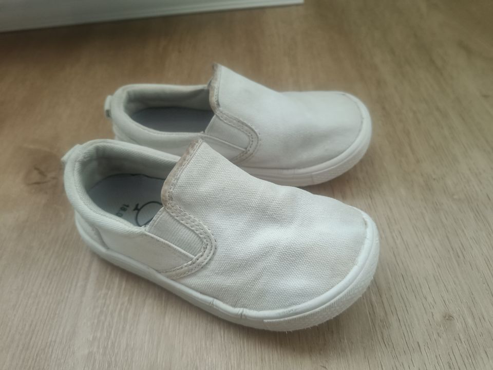 Valkoiset loaferit 28