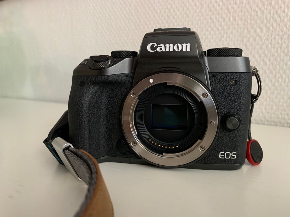 Canon M5 runko, alkuperäisessä myyntipakkauksessa