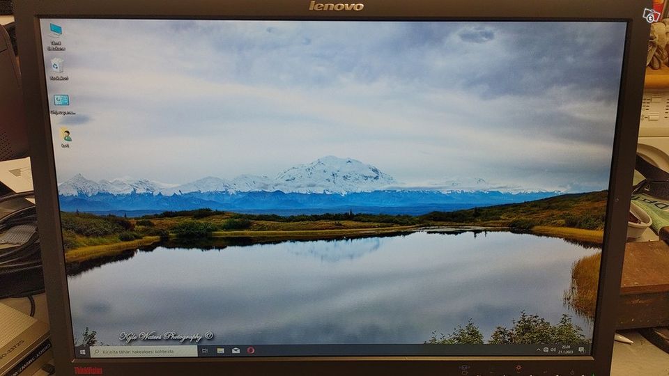 Lenovo L2240p + seinäteline