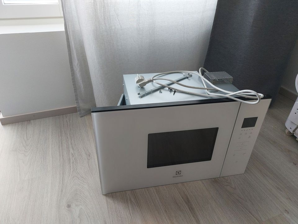 UUSI Electrolux KMFE172TEW mikroaaltouuni integroitava