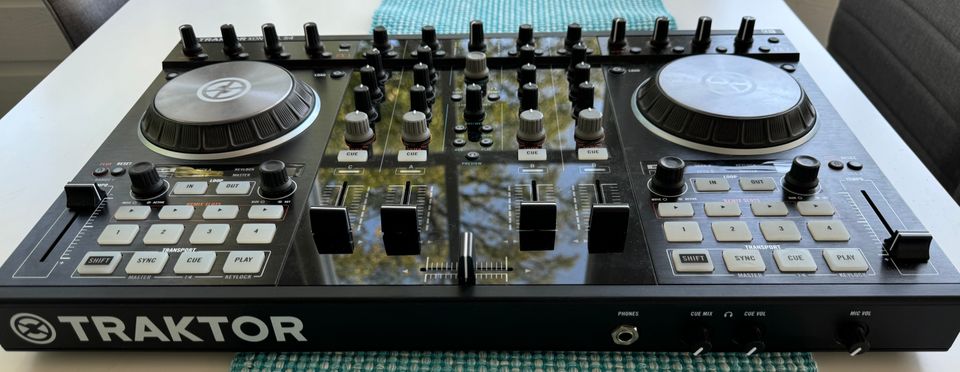 Traktor Kontrol S4 MKII dj-kontrolleri