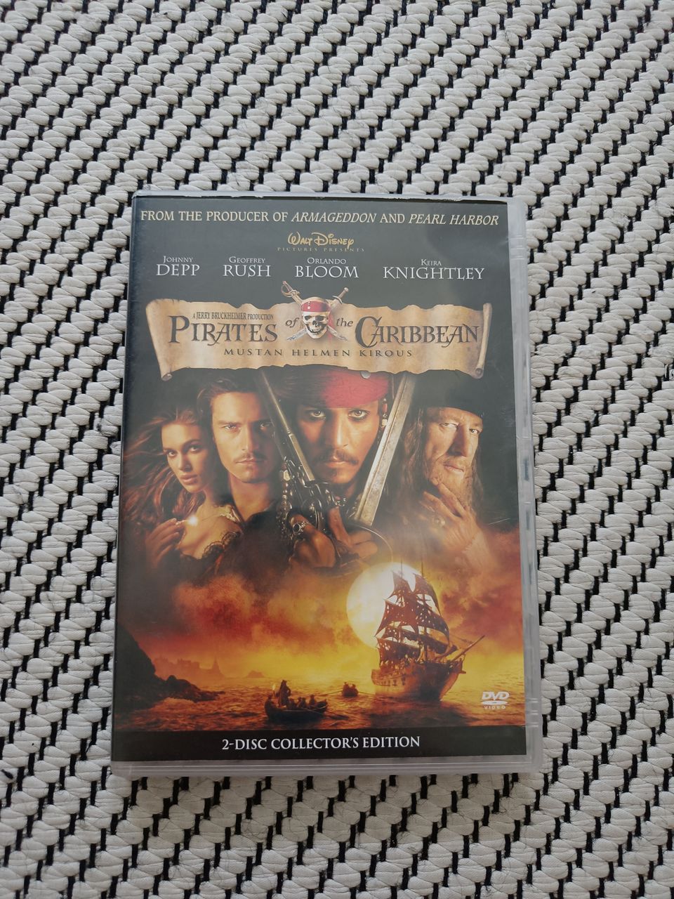 Pirates Of The Caribbean Mustan Helmen Kirous (DVD)