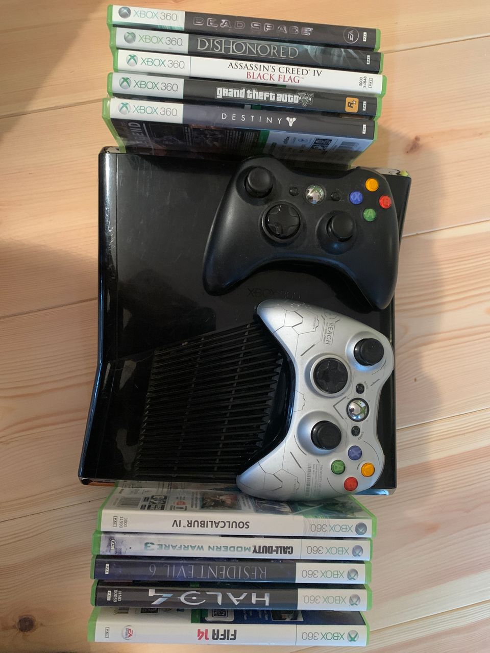 Xbox 360, 2 ohjainta ja pelejä