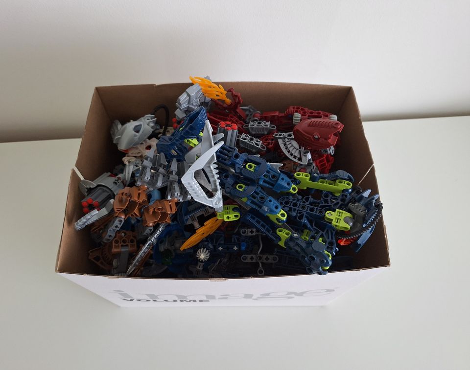 Iso määrä lego Bioniclejä