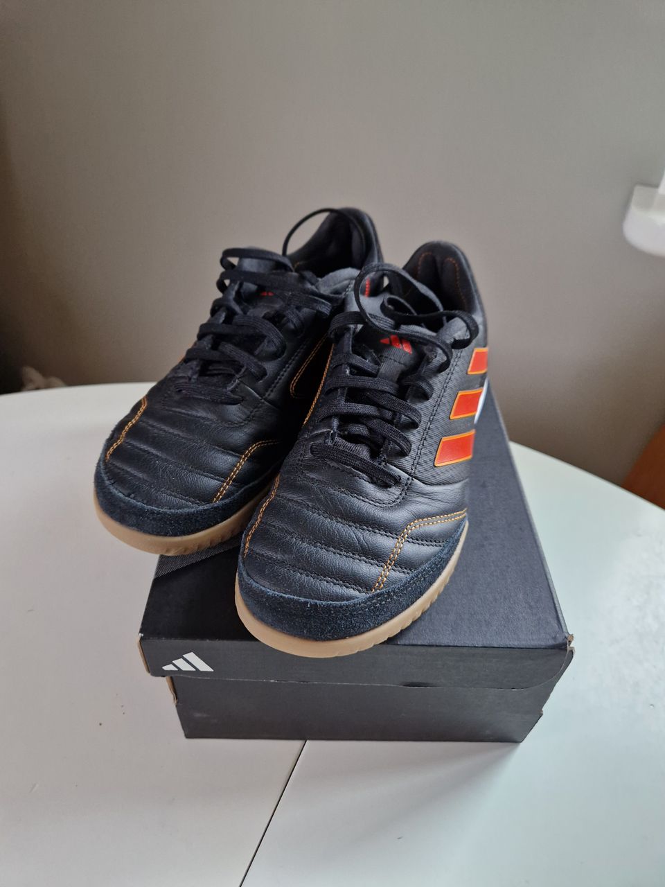 Uudet Adidas futsal kengät 39