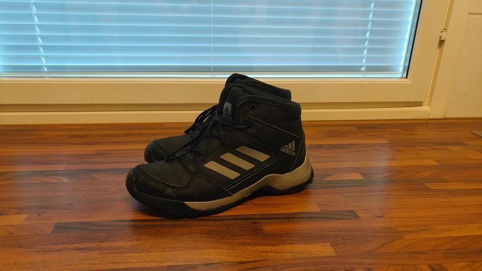 Adidas vaelluskengät 38